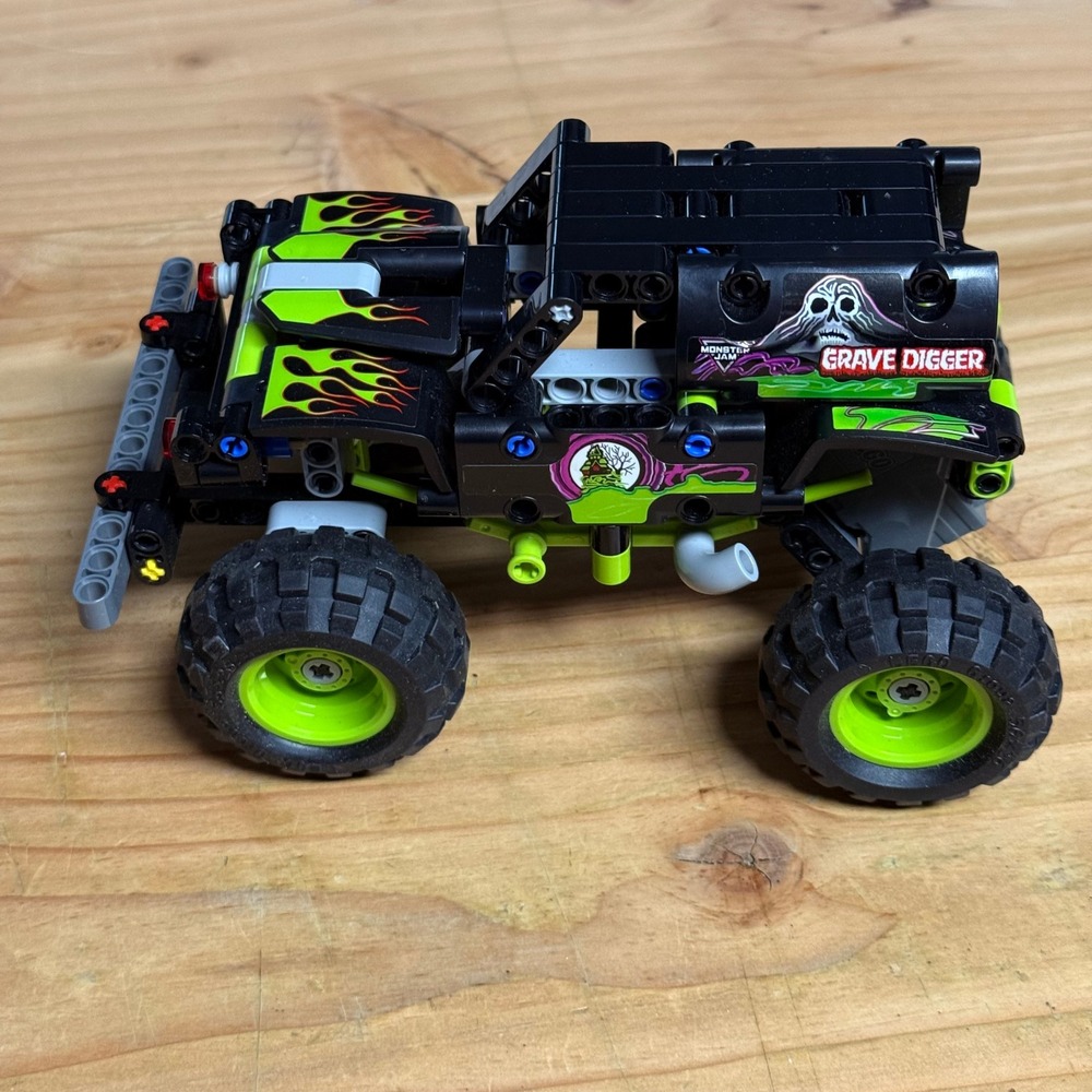 LEGO Technic Monster Jam Grave Digger 42118 Monster Truck Building Set READ